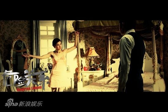 Trong phim, Trương Bá Chi vào vai nghệ sĩ nổi tiếng Mạc Tiệp Dư gặp gỡ rồi yêu chàng công tử đa tình Jang Dong Gun. Sau đó, Jang Dong Gun lại gặp gỡ và nảy sinh tình cảm với Đỗ Ngọc Phân do Chương Tử Di thủ vai.